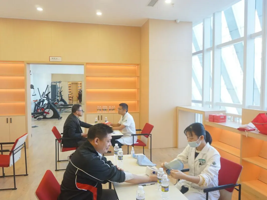 海南農(nóng)商銀行總行機(jī)關(guān)工會(huì)舉辦肩頸疼痛康復(fù)講座及現(xiàn)場(chǎng)診療活動(dòng)