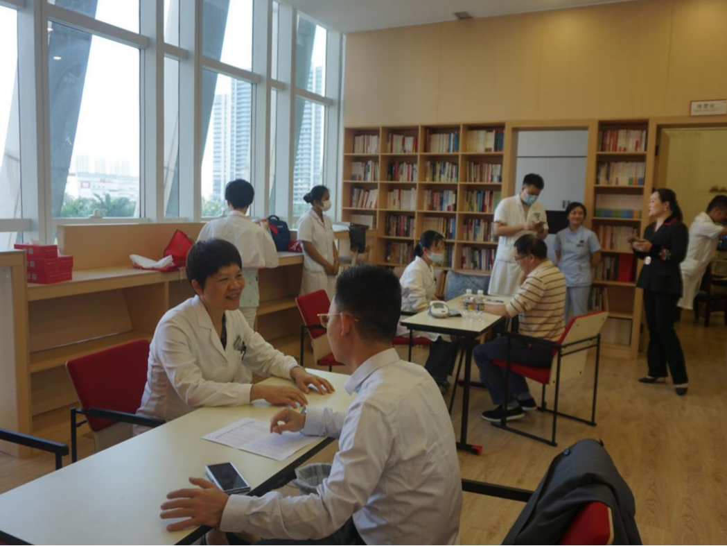 海南農(nóng)商銀行總行機(jī)關(guān)工會(huì)舉辦肩頸疼痛康復(fù)講座及現(xiàn)場(chǎng)診療活動(dòng)