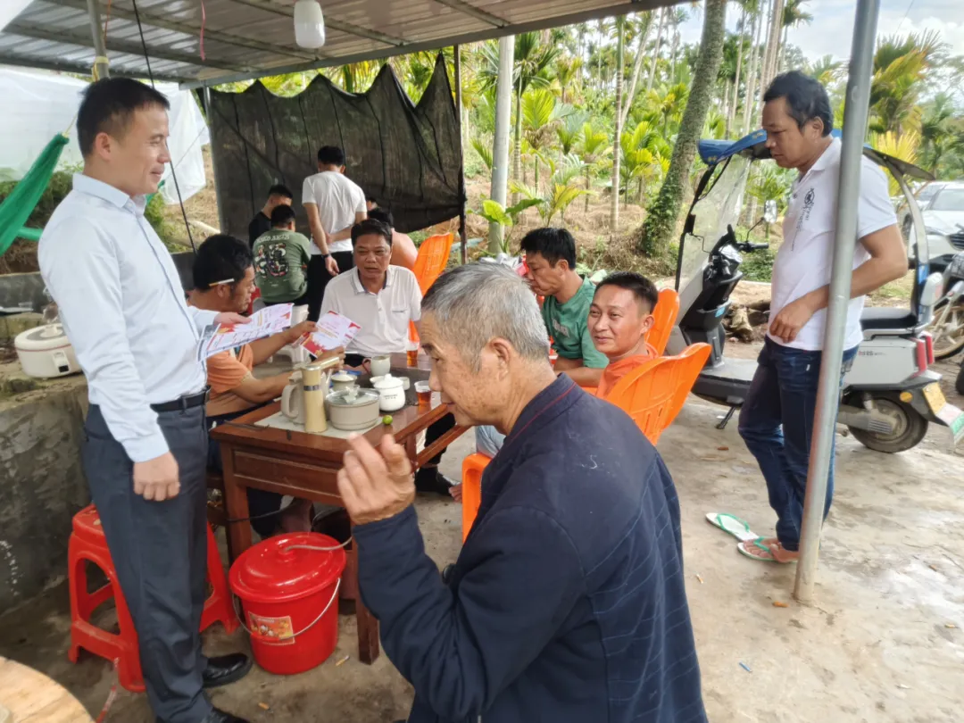 海南農(nóng)商銀行鄉(xiāng)村振興工作隊以 “鄉(xiāng)音宣講” 讓黨的二十屆四中全會精神扎根鄉(xiāng)土