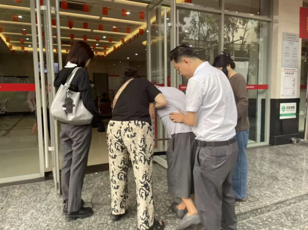 海南農(nóng)商銀行五指山中心市場支行：暖心服務護夕陽，適老舉措顯擔當