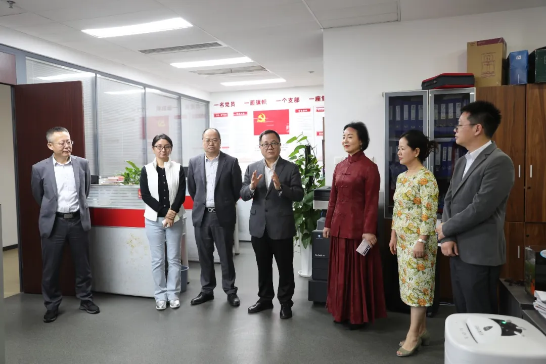 海南農(nóng)商銀行黨委班子成員走訪慰問年終決算一線員工